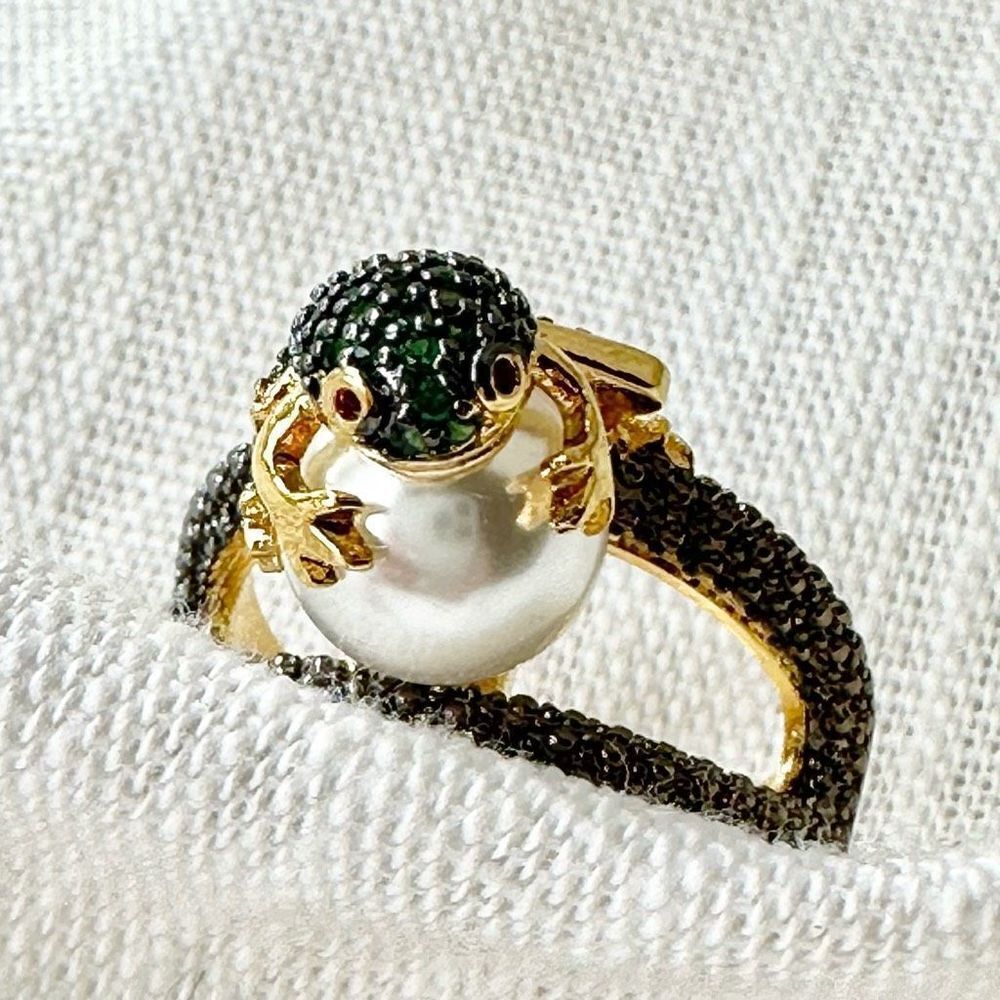 Frog hugging pearl ring
